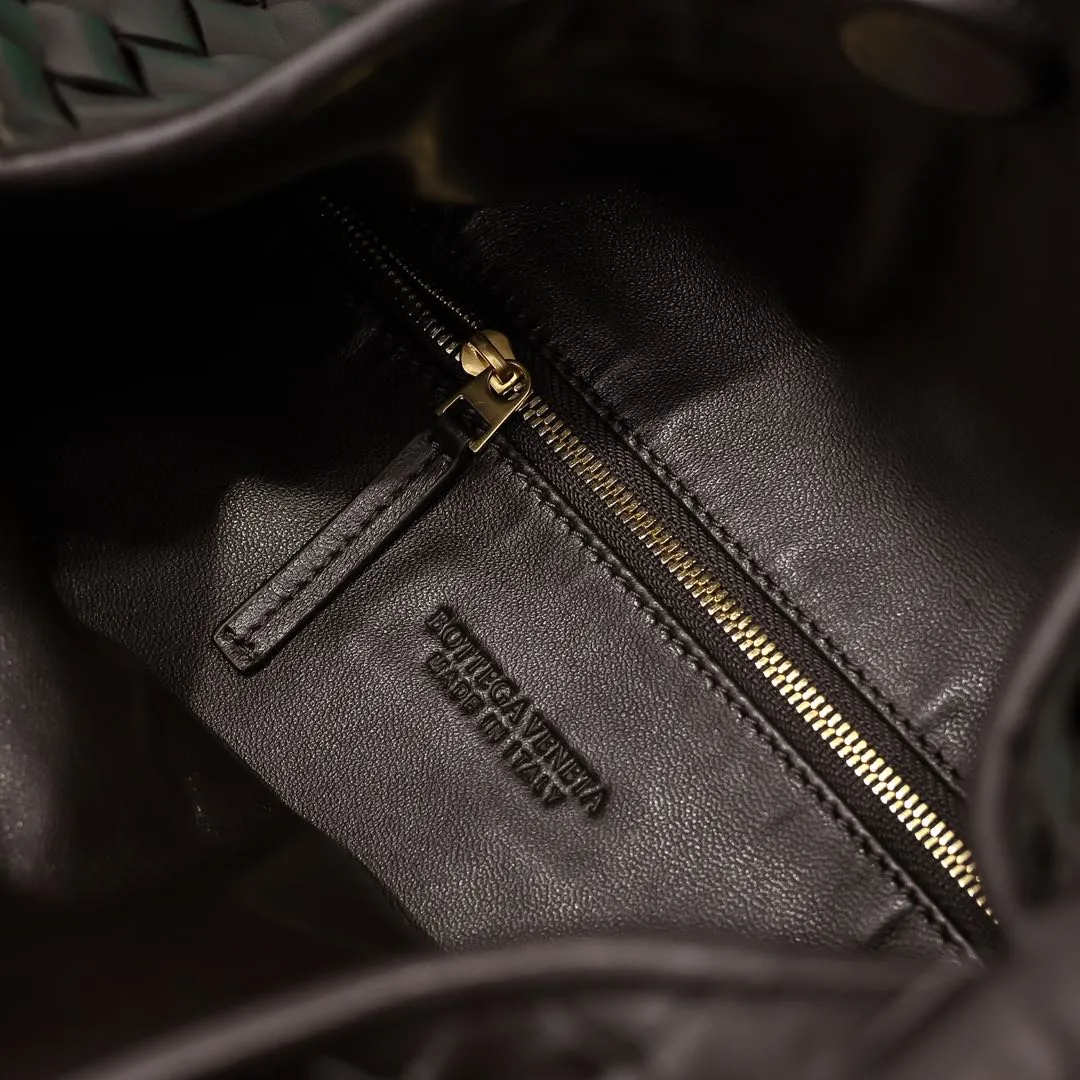 Batch 1960 #Bv new medium-sized HOP bag, the bag body and handles are made of a whole piece of woven leather. The bag body is soft and lazy. Hop symbolizes the praise of innovation and eternal craftsmanship [love]. The pyramid silhouette combines practicality and fashion. It is modern and casual, and the bag mouth is double-sided closed design, more convenient and safe! The cowhide texture also makes the bag more wear-resistant and durable. A must-have for fashionable ladies who like minimalism yet comfortable and casual! Size: 46x21x10cm Model: 6262
